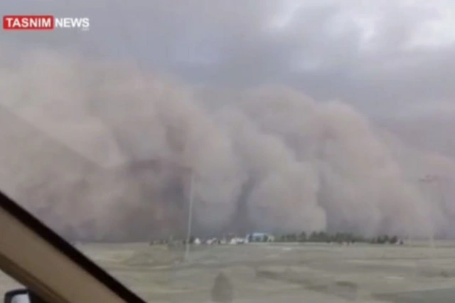 В Иране разразилась мощная песчаная буря - ВИДЕО